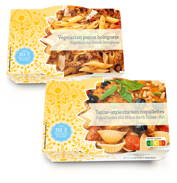 Deux plats préparés de la marque Food Partners, au design jaune orné de motifs orientaux. L'un est une penne bolognaise végétarienne, illustrée avec des pâtes en sauce et du fromage râpé. L'autre est un plat de coquillettes au poulet façon tajine, accompagné de légumes, olives et herbes fraîches. Les emballages mettent en avant des informations nutritionnelles et un Nutri-score.