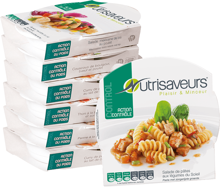 Un assortiment de plats préparés de la marque Nutrisaveurs, spécialisés dans l'équilibre alimentaire et le contrôle du poids. Un paquet est mis en avant, contenant une salade de pâtes aux légumes du soleil, illustrée par une assiette de pâtes fusilli avec des morceaux de poulet, des légumes et des feuilles vertes. En arrière-plan, une pile de plusieurs autres plats de la même gamme est visible, avec des étiquettes mentionnant différentes recettes comme salade mexicaine de blé au poulet, couscous de boulgour, bœuf et poulet, curry de légumes au lait de coco, thon à la basquaise et penne à la bolognaise. L'emballage met en avant des valeurs nutritionnelles et un positionnement axé sur la minceur et le plaisir